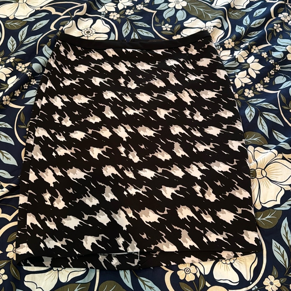 The Limited Pencil skirt. Abstract B & W. EUC size 8